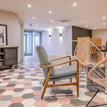 Cadet Apartahotel París